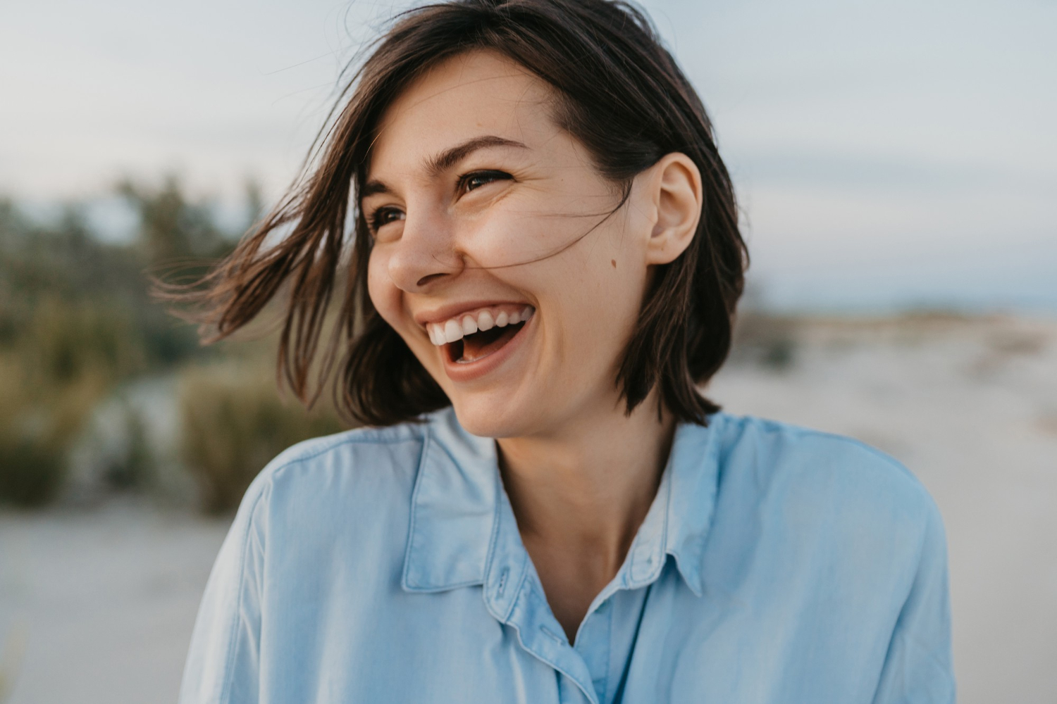 Entenda como um sorriso bonito pode elevar sua autoestima