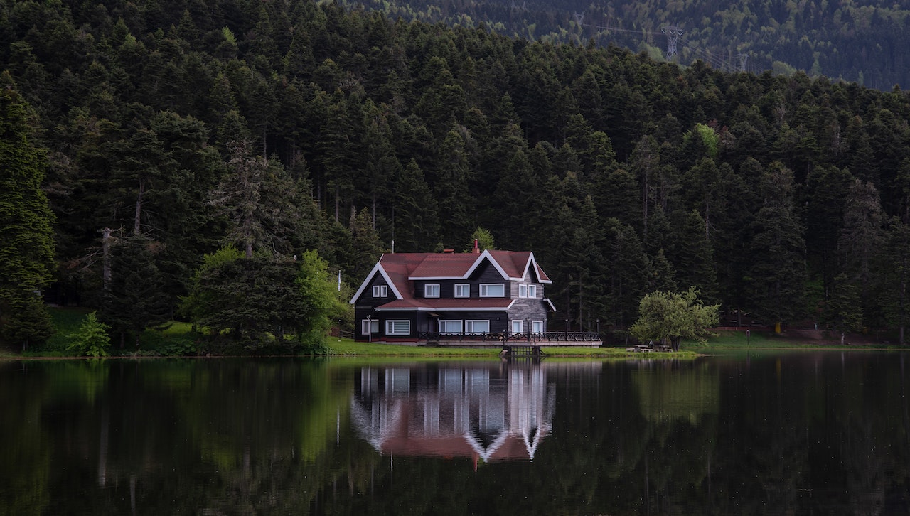 Design de casas no lago: conheça diferentes estilos arquitetônicos